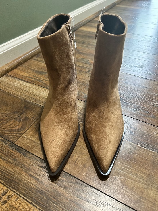 H&M Shoes - Pointed toe boot